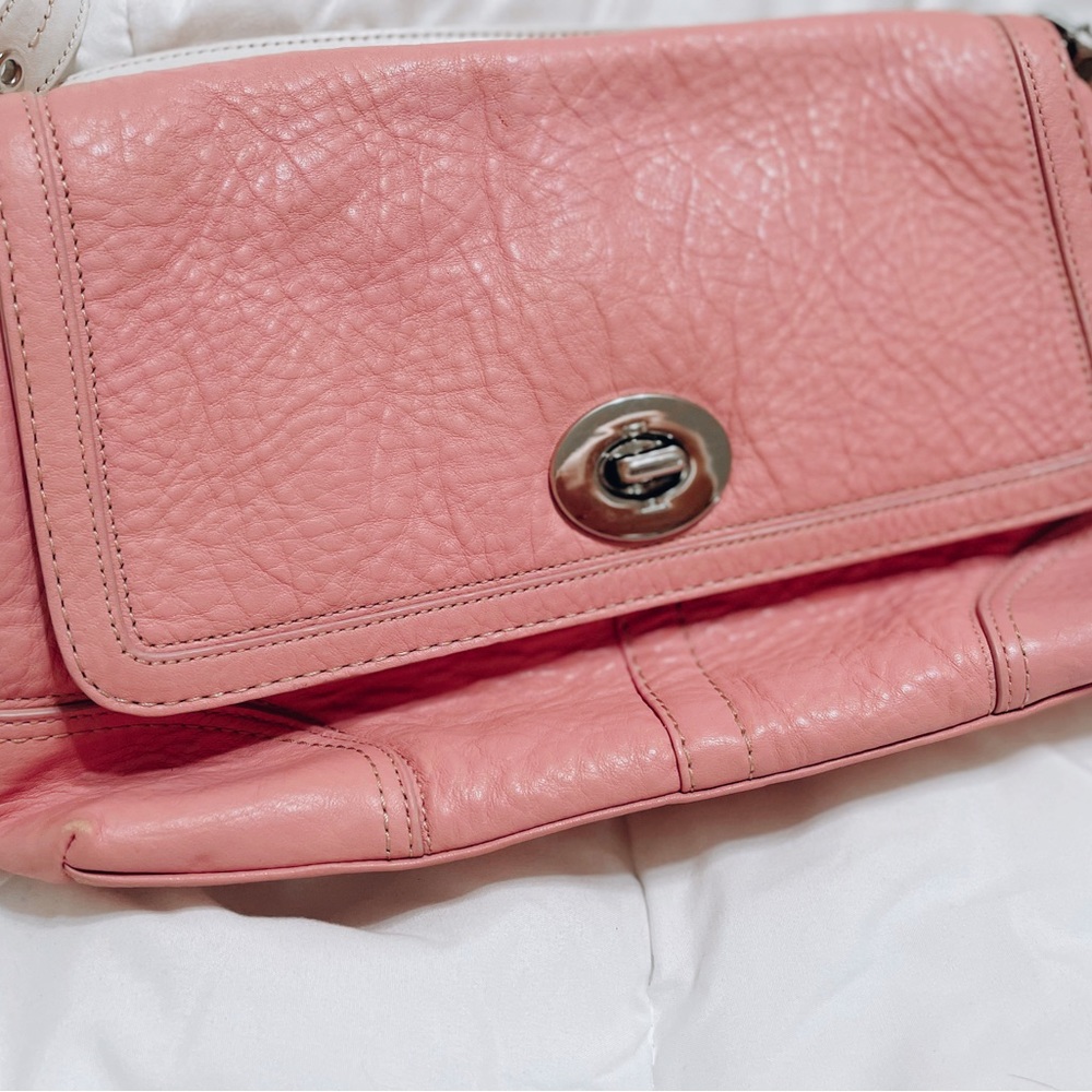 Slightly used women’s sling bag. Perfect for weekend go-to bag.